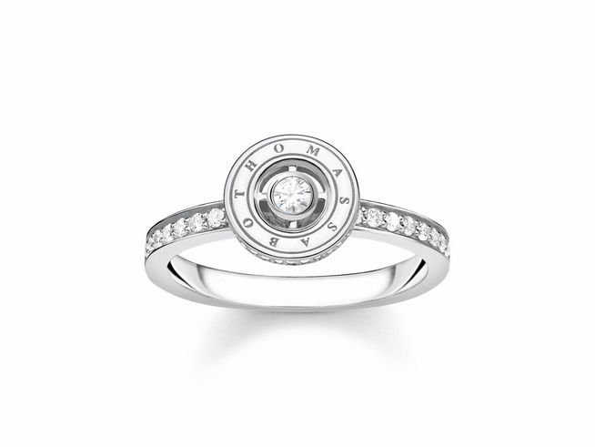 Silberner Ring von Thomas Sabo mit Zirkonia in der Mitte und glänzenden Zirkonia-Steinen entlang des Bands, Größe 52. Elegant und modern, ideal für besondere Anlässe.