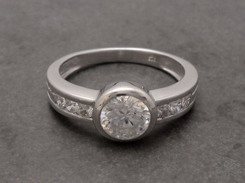 Design Ring elegant aus Sterling Silber rhodiniert mit Zirkonia Besatz und Hauptstein, Größe 62, Hersteller Juwelier Harnisch, ideal für besondere Anlässe.