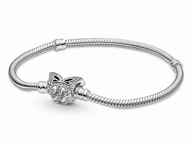 Pandora Armband mit Schmetterlingsverschluss aus Silber, 18 cm lang, verziert mit Zirkonia, für individuelle Gestaltung mit Charms geeignet, elegantes Design für jeden Anlass.