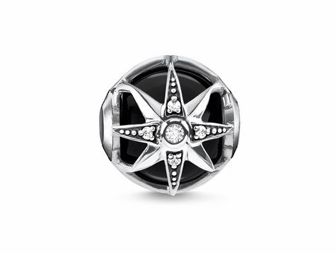 Thomas Sabo Karma Bead K0308-641-11 mit schwarzem Stein und funkelnden Zirkonia, zeigt ein stilvolles Kompassdesign in hochwertigem Metall. Ideal für individuelle Schmuckkreationen.