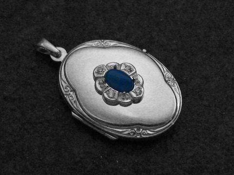 Achat blau Medaillon Cabochon in Weißgold 333 umgeben von Brillanten, hergestellt von Juwelier Harnisch, elegant und zeitlos, ideal für jede Gelegenheit.