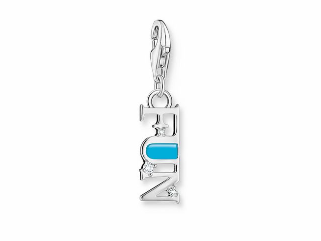 Charm-Anhänger von Thomas Sabo aus Silber mit türkisfarbener Emaille und Zirkonia, modernes Design mit dem Schriftzug „Fun“, ideal als Schmuckstück oder Geschenk.