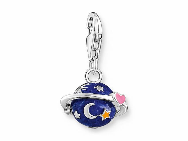 Charm-Anhänger von Thomas Sabo mit einem planetarischen Design in Silber und mehrfarbiger Emaille, verziert mit Zirkonia, zeigt Saturn mit einem Herz und kleinen Sternen und Monden.