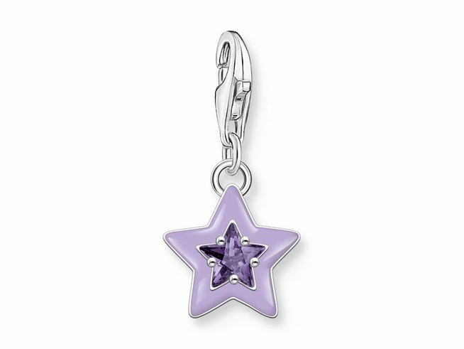 Charm-Anhänger in Form eines Sterns aus Silber mit violettem Emaille und Zirkonia. Der Anhänger hat einen karabinerverschluss und ist Teil der neuen Kollektion von Thomas Sabo.