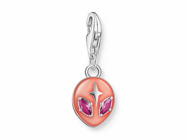 Charm-Anhänger von Thomas Sabo aus Silber und Emaille in Alien-Form mit roten synthetischen Korunden, farbenfrohes Design für individuellen Schmuck.