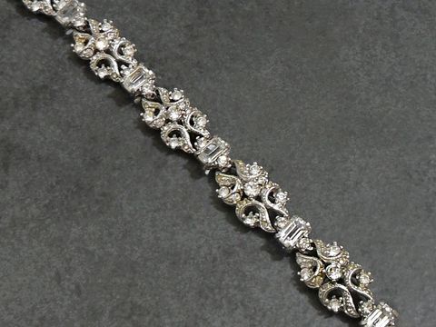 Elegantes Strass Armband in Weiß, 19 cm lang, silberfarben, mit funkelnden Kristallen und geschwungenem Design, Hersteller Juwelier Harnisch, ideal für besondere Anlässe.