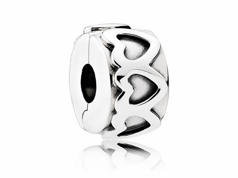 Gereihte Herzen Silber Charm Clip von Pandora aus hochwertigem Silber, mit herzförmigen Ausstanzungen und glänzender Oberfläche, ideal zur Ergänzung eines Armbands.