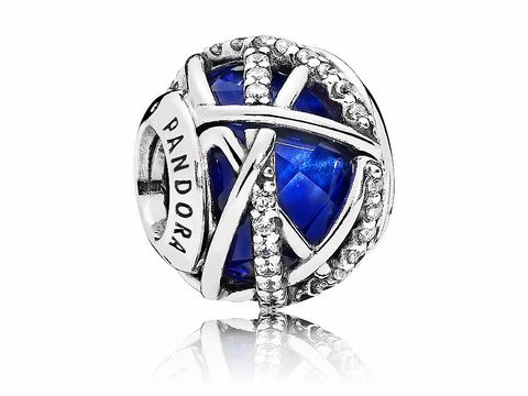 Charm von Pandora in royalblauer Galaxie mit silbernem Rahmen und funkelnden Steinen, perfektes Accessoire für eleganten Schmuck.