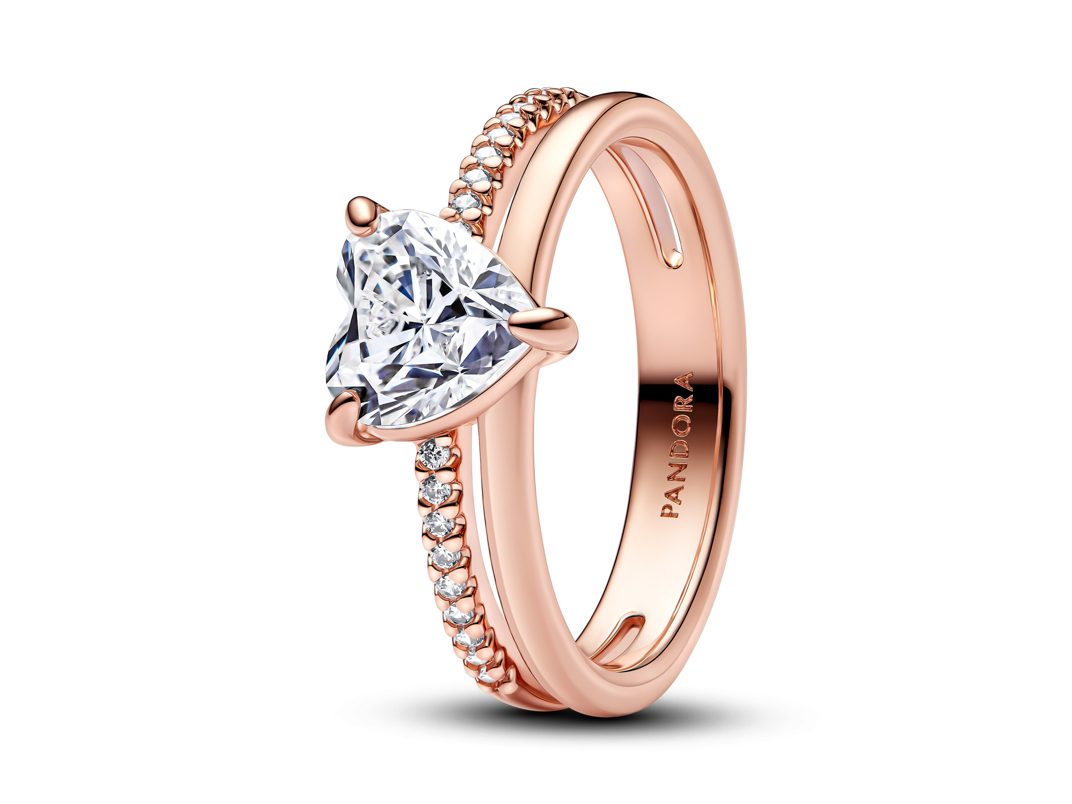 Roségold vergoldeter Ring von Pandora mit Herz-Zirkonia in der Mitte und funkelnden Zirkonia-Steinen entlang des Rings, Größe 48, elegantes und romantisches Design.