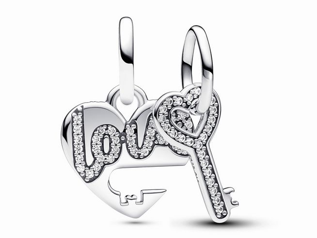 Zwei Charm-Anhänger aus Sterling Silber, einer in Herzform mit dem Wort love, der andere in Form eines Schlüssels, besetzt mit klaren Zirkonia, ideal als Geschenk zum Valentinstag.