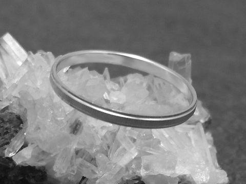 Silber Ring rhodiniert 2mm breit in Größe 51 16mm, Hersteller Juwelier Harnisch, geeignet bis Größe 52 16,5, elegant auf Kristallbasis präsentiert.