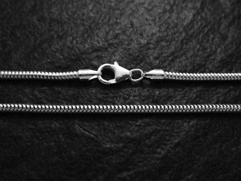 Schlangenkette 45 cm aus Sterling Silber mit den Maßen 2,4 x 2,4 mm und einem praktischen Karabinerverschluss, Hersteller Juwelier Harnisch, ab 2 mm.