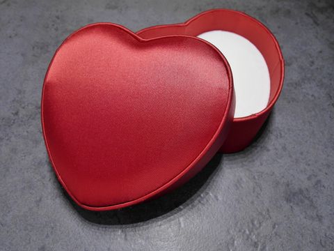 Geschenkschachtel - Herz - Stoffbezug - rot - weiß - 87 x 72 x 30 mm