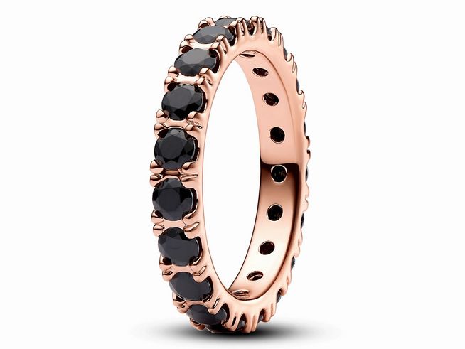 Schwarzer funkensprühender Ewigkeitsring von Pandora in Roségold vergoldet Größe 60 mit geschliffenen schwarzen Steinen, elegant und zeitlos im Design.