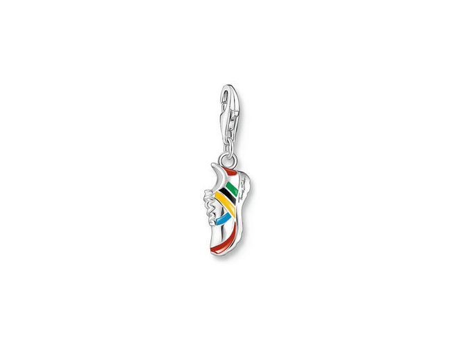 Charm-Anhänger von Thomas Sabo in Form eines mehrfarbigen Sportschuhs aus Silber und Emaille, ideal zum Verziehen von Schmuck und Anfertigung individueller Designs.