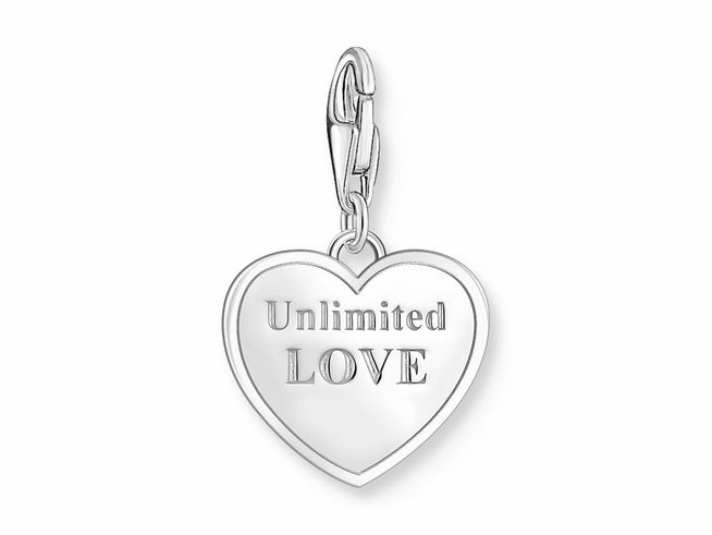 Charm-Anhänger in Herzform aus Silber mit der Gravur Unlimited Love, ideal als Geschenk für besondere Anlässe, ergänzt jede Schmuckkollektion stilvoll.