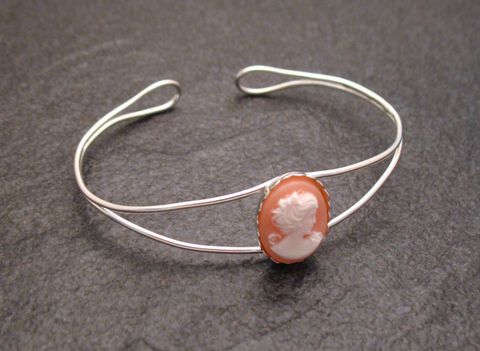 Elegantes Armband aus Sterling Silber mit einem rosa Cabochon von 16 cm Umfang, verziert mit einer kreativen Gemme von Juwelier Harnisch. Ideal für besonderen Anlässe.