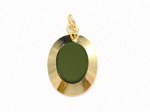 Ovaler Anhänger mit Doublé Gold Auflage mit grüner Jade