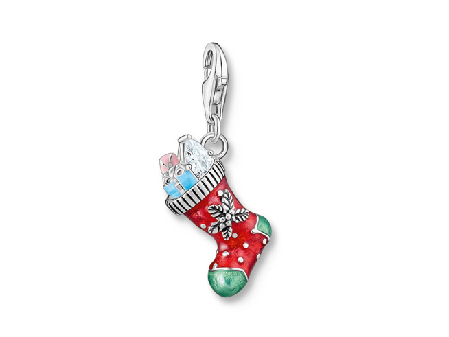 Ein farbenfroher Charm in Form eines Weihnachtsstocks, verziert mit silbernen Akzenten, Emaille und Zirkonia, gefüllt mit bunten Geschenken, von Thomas Sabo.