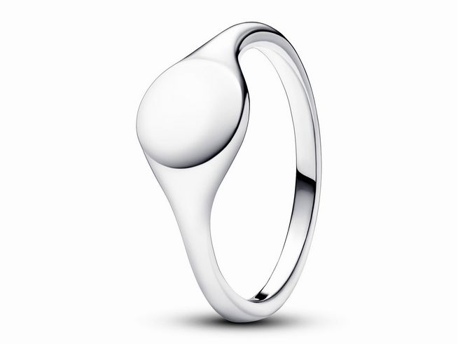 Gravierbarer Siegelring von Pandora aus Sterling Silber in Größe 52 mit schlichtem, elegantem Design und einer runden Fläche zum Personalisieren. Ideal als Geschenk oder persönliche Bereicherung.