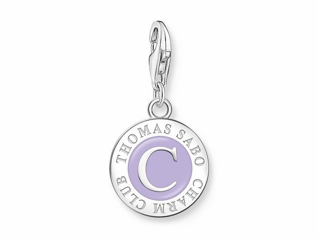 Charm-Anhänger von Thomas Sabo in Silber mit violettem Emaille-Coin, auf dem ein großes C und der Schriftzug Thomas Sabo Charm Club eingraviert sind.