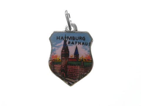 Silber Anhänger mit dem Wappen des Rathauses Hamburg, Deutschland, zeigt einfarbiges Bild des historischen Gebäudes und den Schriftzug Hamburg Rathaus, hergestellt von Juwelier Harnisch, Hamburg.