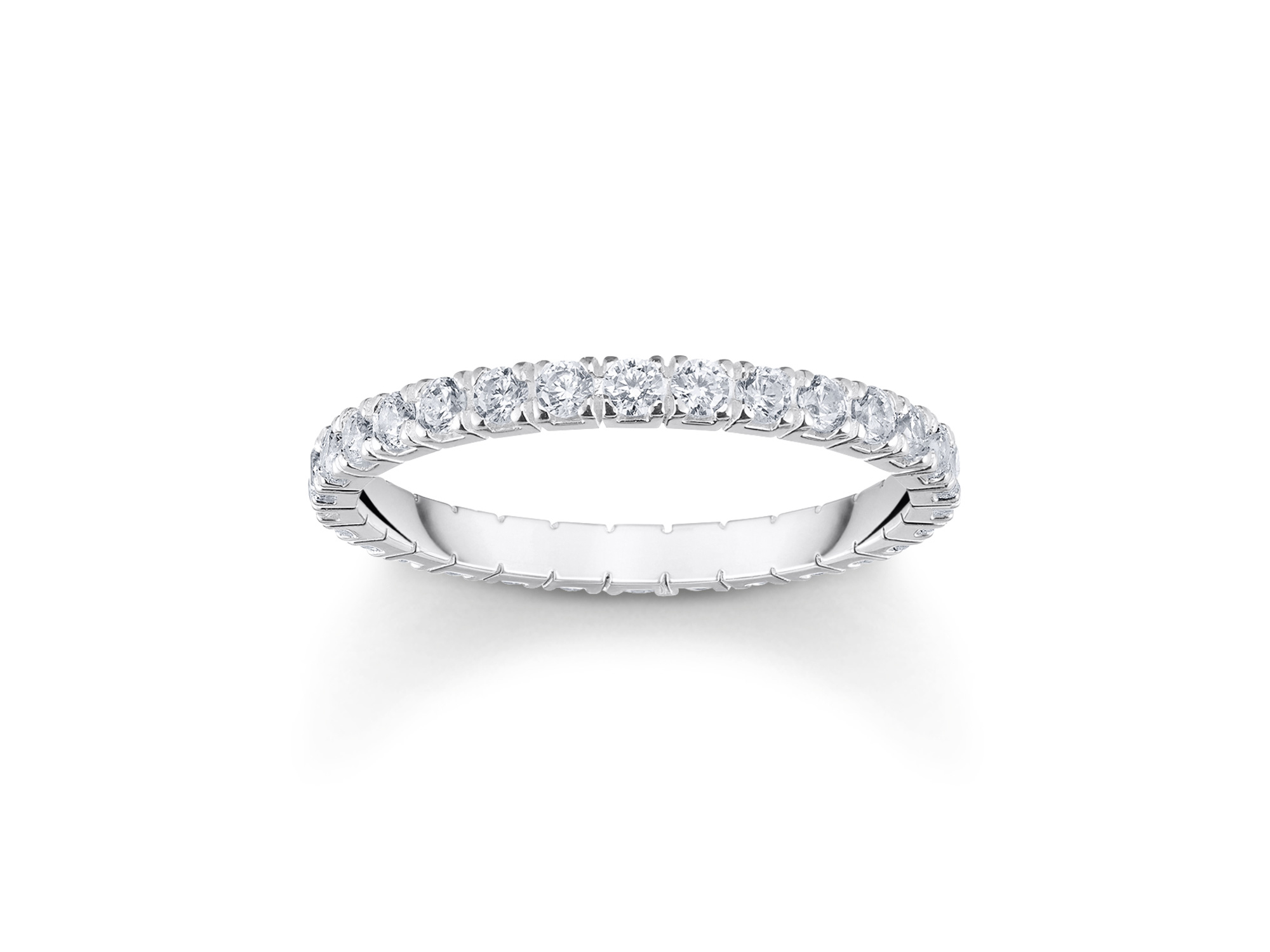 Der Thomas Sabo Ring TR2467-051-14-50 SPARKLING WHITE ist aus hochwertigem Silber gefertigt und mit glitzernden Zirkonia-Steinen besetzt, Größe 50, ideal für elegante Anlässe.