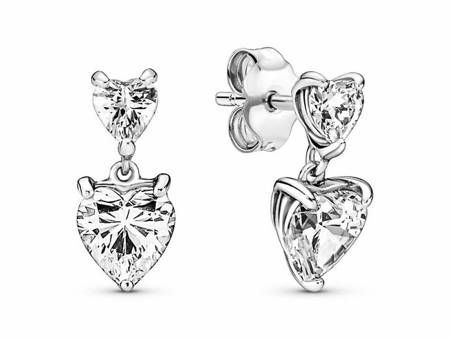 Doppelt hängende Ohrringe aus Sterling Silber von Pandora, besetzt mit funkelnden Zirkonia im herzförmigen Design, verleihen jedem Look einen eleganten Akzent.