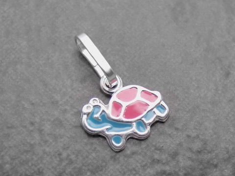 Anhänger in Form einer Schildkröte, aus Sterling Silber mit rosa und türkis lackierter Oberfläche, gefertigt vom Juwelier Harnisch, tierisches Design.