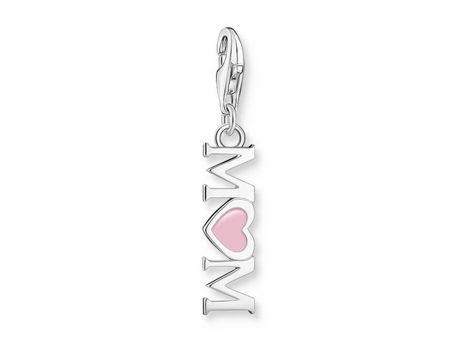 Charm-Anhänger von Thomas Sabo aus Silber und Emaille in Rosa-Pink mit dem Schriftzug Mom und einem Herzen, ideal als Geschenk oder für persönliche Anhänger.