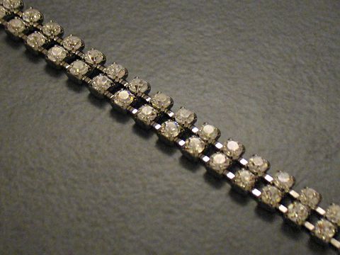 Modernes Strass Armband in Silberfarbe, 18,5 cm lang, hergestellt von Juwelier Harnisch, ideal für elegante Anlässe. Die funkelnden Strasssteine verleihen einen besonders schönen Glanz.