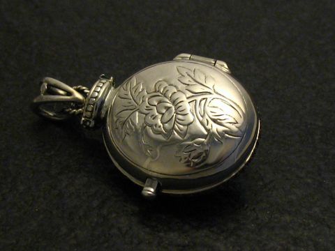 Medaillon Smaragd königlich nostalgisch aus Sterling Silber mit filigranen Blumenmotiven, Hersteller Juwelier Harnisch, mit Stein, elegant und zeitlos gestaltet.