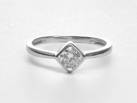 Silber Ring in quadratischem Design aus Sterling Silber, modisch gestaltet mit Zirkonia, Größe 58, Hersteller Juwelier Harnisch, bis Größe 58 und 18,4.