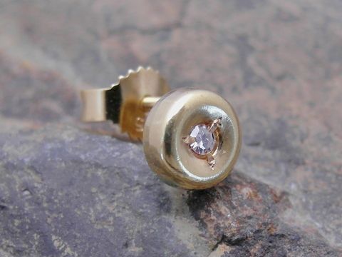 Ein unisex Ohrstecker aus 585 Gold, schlicht und elegant, mit einem Diamanten in der Mitte, Hersteller Juwelier Harnisch, einzelner Ohrring 1 Stück.