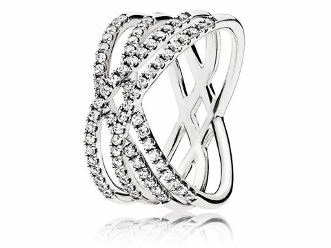 Pandora Ring aus Silber mit dem Modellnamen Kosmische Linien, Größe 48, geprägt von elegantem Design und funkelnden Steinen, ideal für jeden Anlass.