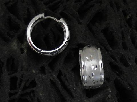 Zeitlose Creolen aus Sterlingsilber mit rhodiniertem Finish, Diamantschliff, Hersteller Juwelier Harnisch, Durchmesser bis 25 mm.