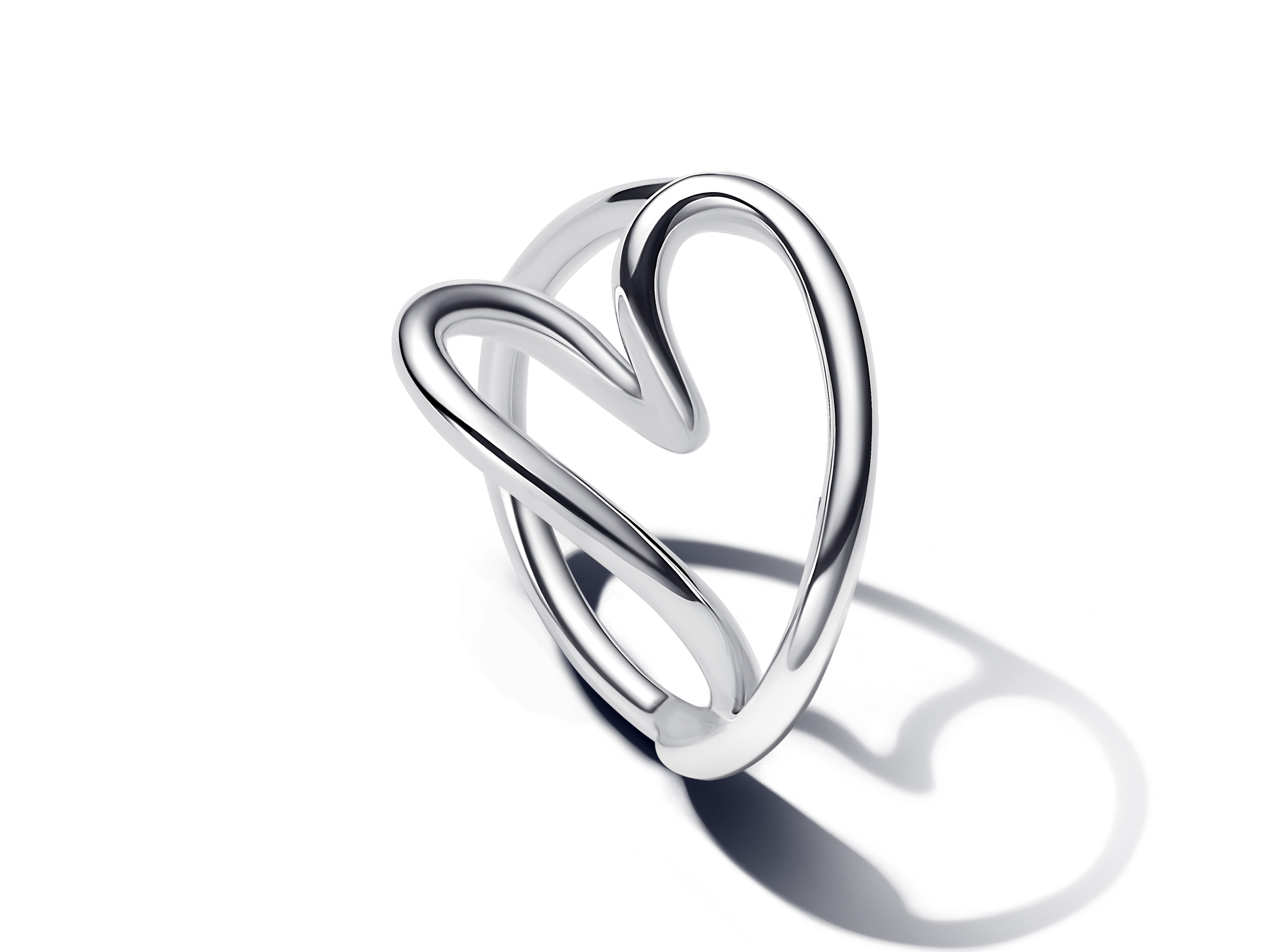 Ein organisch geformter LOVE Herzring aus Sterling Silber in Größe 52 von Pandora, glänzend und modern gestaltet mit einer ansprechenden Herzform.