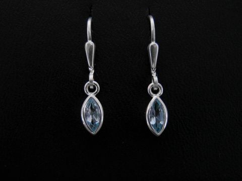 Blautopas Blue Dreams Silber Ohrhänger aus Sterling Silber mit funkelndem Stein in marquiseform, hergestellt von Juwelier Harnisch, elegant und zeitlos, ideal für jeden Anlass.