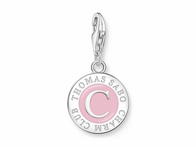 Charm-Anhänger von Thomas Sabo aus Silber und rosa-pinker Emaille mit dem Buchstaben C und der Aufschrift THOMAS SABO CHARM CLUB. Ideal als Accessoire oder Geschenk.