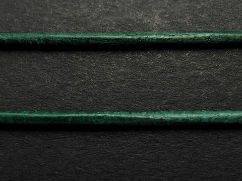 Grüne Lederkette aus Ziegenleder, ca. 100 cm lang und 1,2 mm dick, hergestellt von Juwelier Harnisch. Ideal für Schmuck und individuelle Gestaltung.