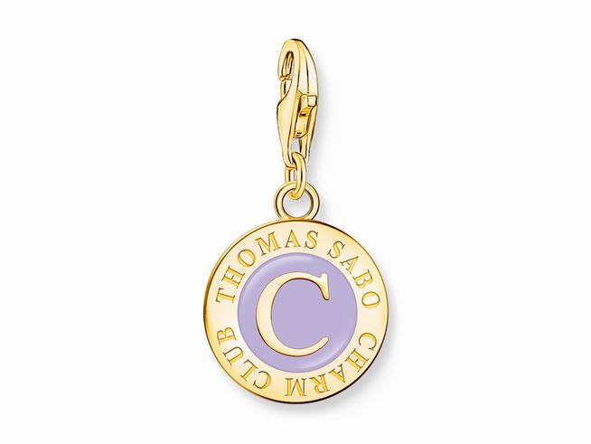 Charm-Anhänger von Thomas Sabo in Silber mit vergoldeten Elementen und violettem Kaltemail, gekennzeichnet mit dem Buchstaben C und dem Schriftzug Thomas Sabo Charm Club.