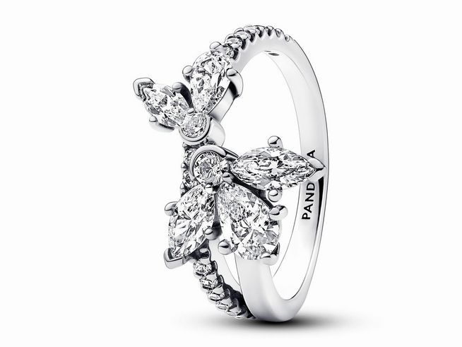 Funkelnder asymmetrischer Ring von Pandora aus Sterling Silber mit Zirkonia, Größe 52. Der Ring zeigt ein elegantes Herbarium Cluster Design mit strahlenden Steinen.