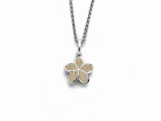 Sterling Silber Kette mit einem Plumeria Blütenanhänger aus Strandsand, der natürliche Farben und einen eleganten Look vereint, ideal für jeden Anlass, Länge 45 cm.