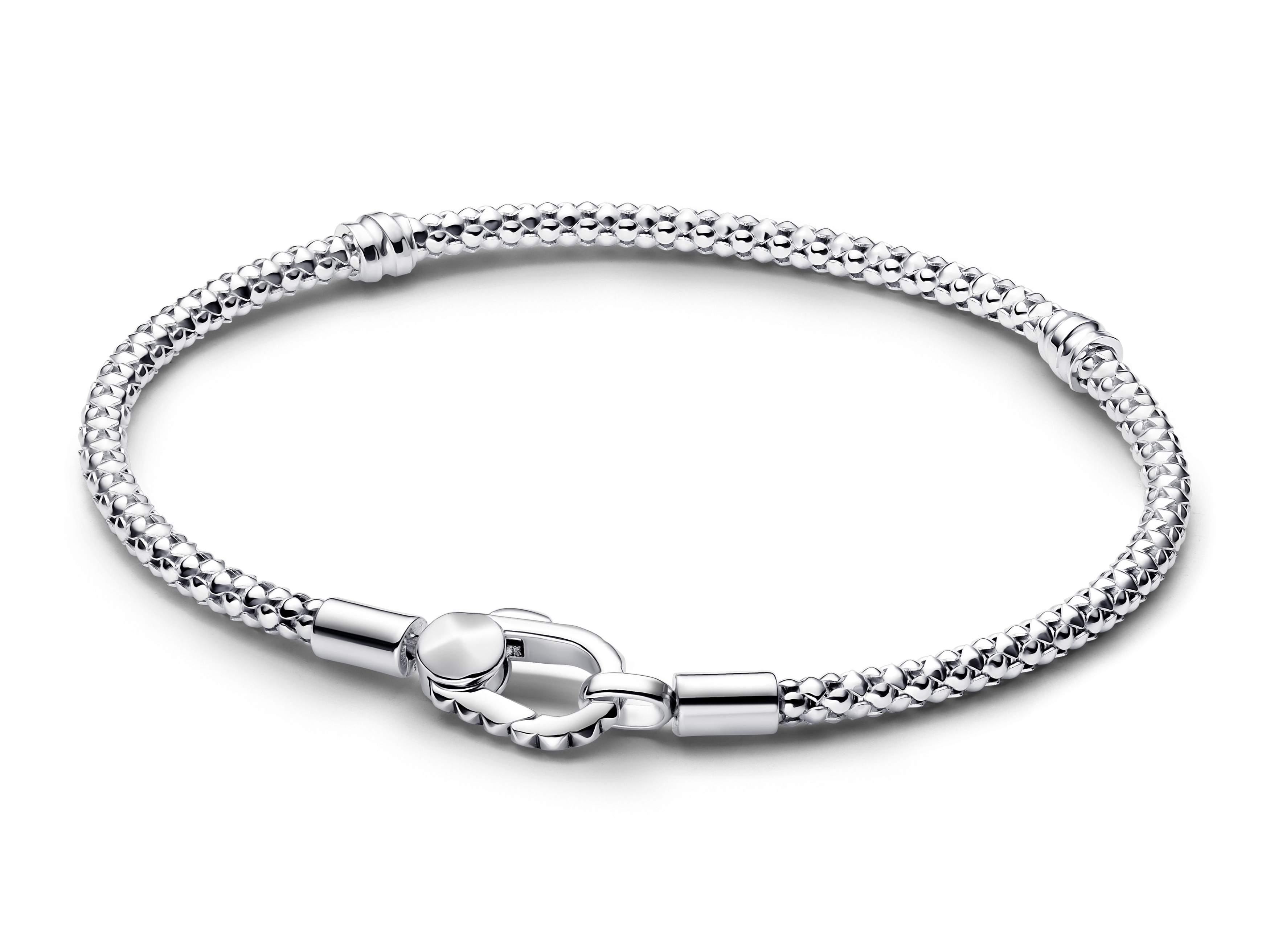 Silberarmband von Pandora mit Nieten und Karabinerverschluss, Länge 16 cm, elegantes Design, ideal zum Kombinieren mit charms oder als schlichtes Accessoire.