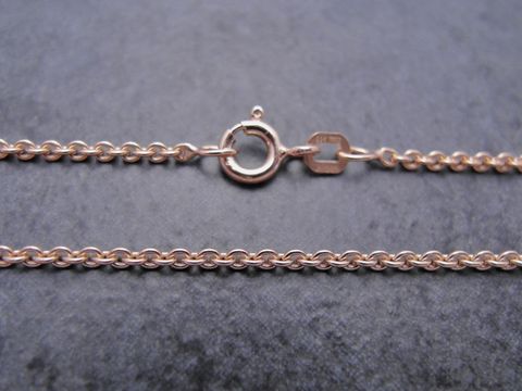 42 cm Rundanker Silber Kette mit Roségold Goldauflage, 2 mm, Hersteller Juwelier Harnisch, zeigt den Verschluss und die feine Verarbeitung der Kette aus Roségold auf Silber.