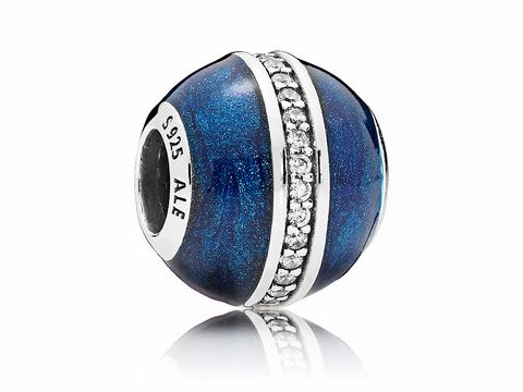 Charm aus Sterling Silber mit einem Mitternachtsblauen Orbit Design und funkelnden Steinen, ideal zur Verschönerung von Armbändern und persönlichen Schmuckstücken.