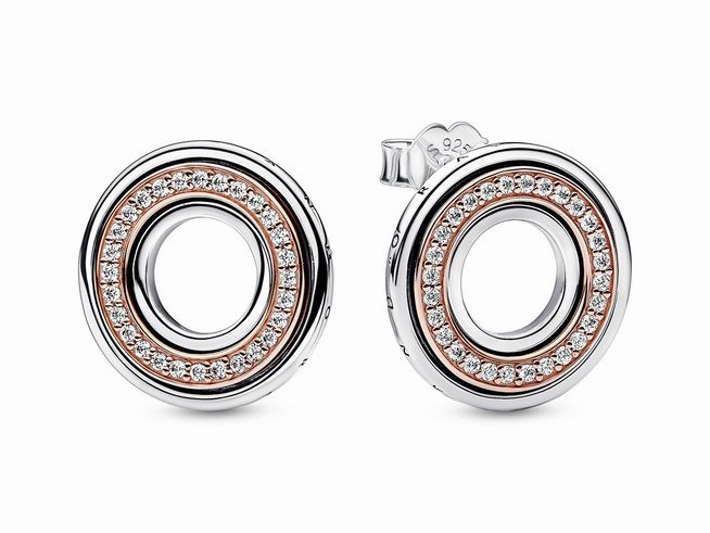 Bicolor Ohrstecker von Pandora aus Sterling Silber mit Roségold Vergoldung, verziert mit Zirkonia, runde Form mit zwei konzentrischen Ringen.