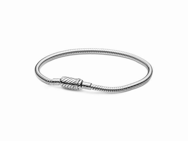 Pandora Magnetverschluss Schlangenkette Armband aus Silber, 20 cm lang, elegant und zeitlos, ideal für individuell gestaltbare Charms und Schmuckstücke.