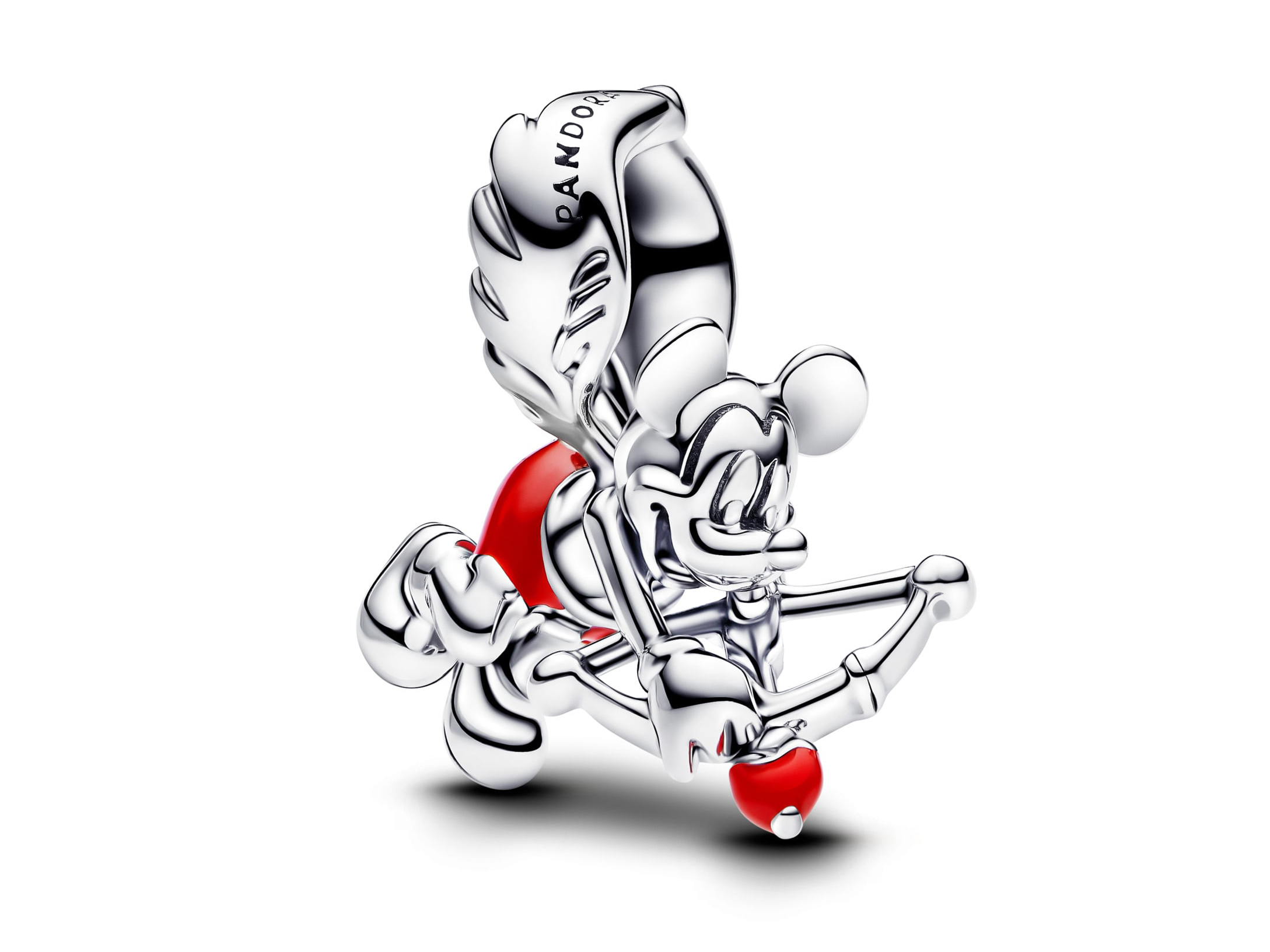 Pandora Mickey Mouse Amor Charme aus Silber und roter Emaille zeigt eine verspielte Mickey Mouse mit einem Bogen und einem Pfeil, die auf einem roten Herz zielt, perfekt für Sammler.