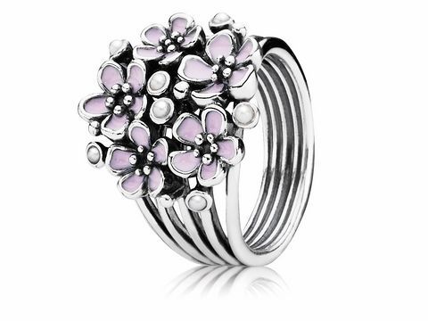 Silberring von Pandora mit floralem Design, verziert mit Zuchtperlen und lilafarbenem Emaille, Größe 48. Elegantes Schmuckstück für florale Akzente.